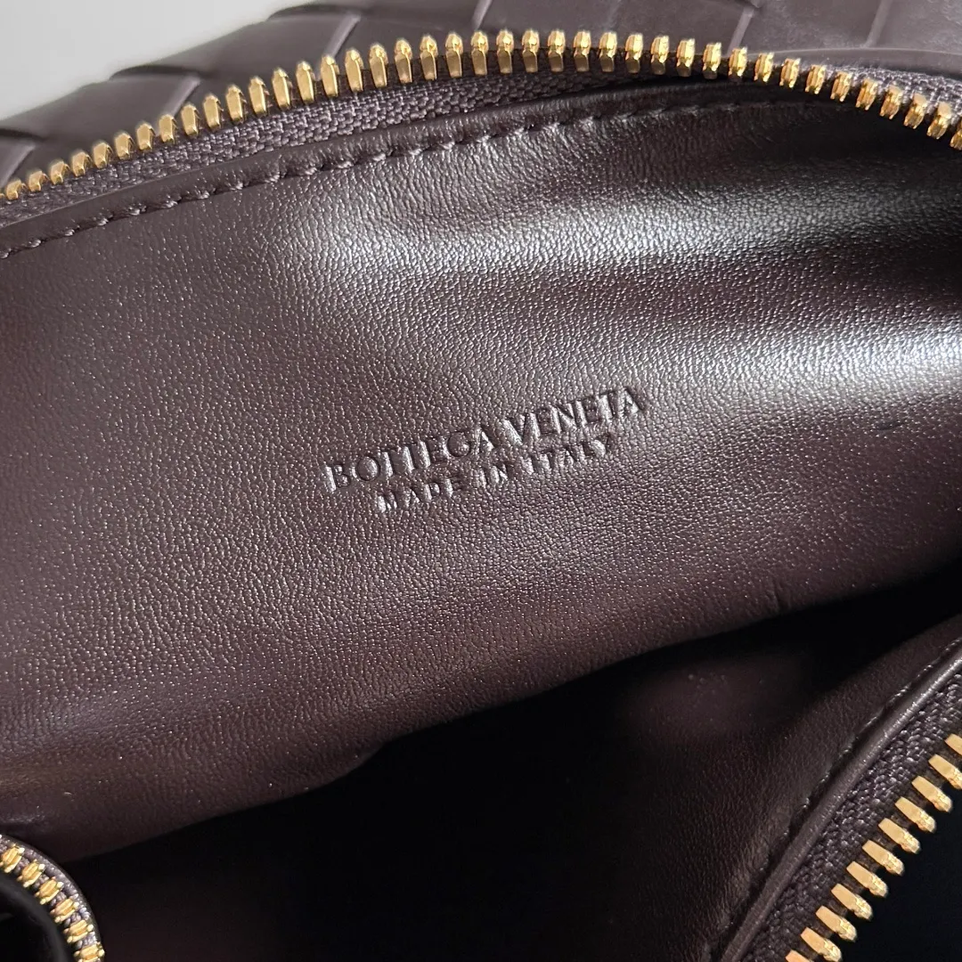 Batch 1880 BOTTEGA VENETA Year of the Snake🐍Limited Edition Wallace's classic Intreccio woven leather lunch bag, equipped with a lifelike golden snake-shaped buckle, playful and smart shape, which means the blessing of the snake. The shoulder strap can be adjusted in length. The shape of the bag evolved from the lunch bag. It has a classic shape and is versatile. The bag capacity is enough to carry mobile phones, keys, cosmetics, etc. during daily commuting and shopping. The limited edition for the Year of the Snake has an extra sense of sophistication, and it also means that snakes move around and bring good luck ~ Style number: 815395 (754443) Size: 22*13*9.5cm